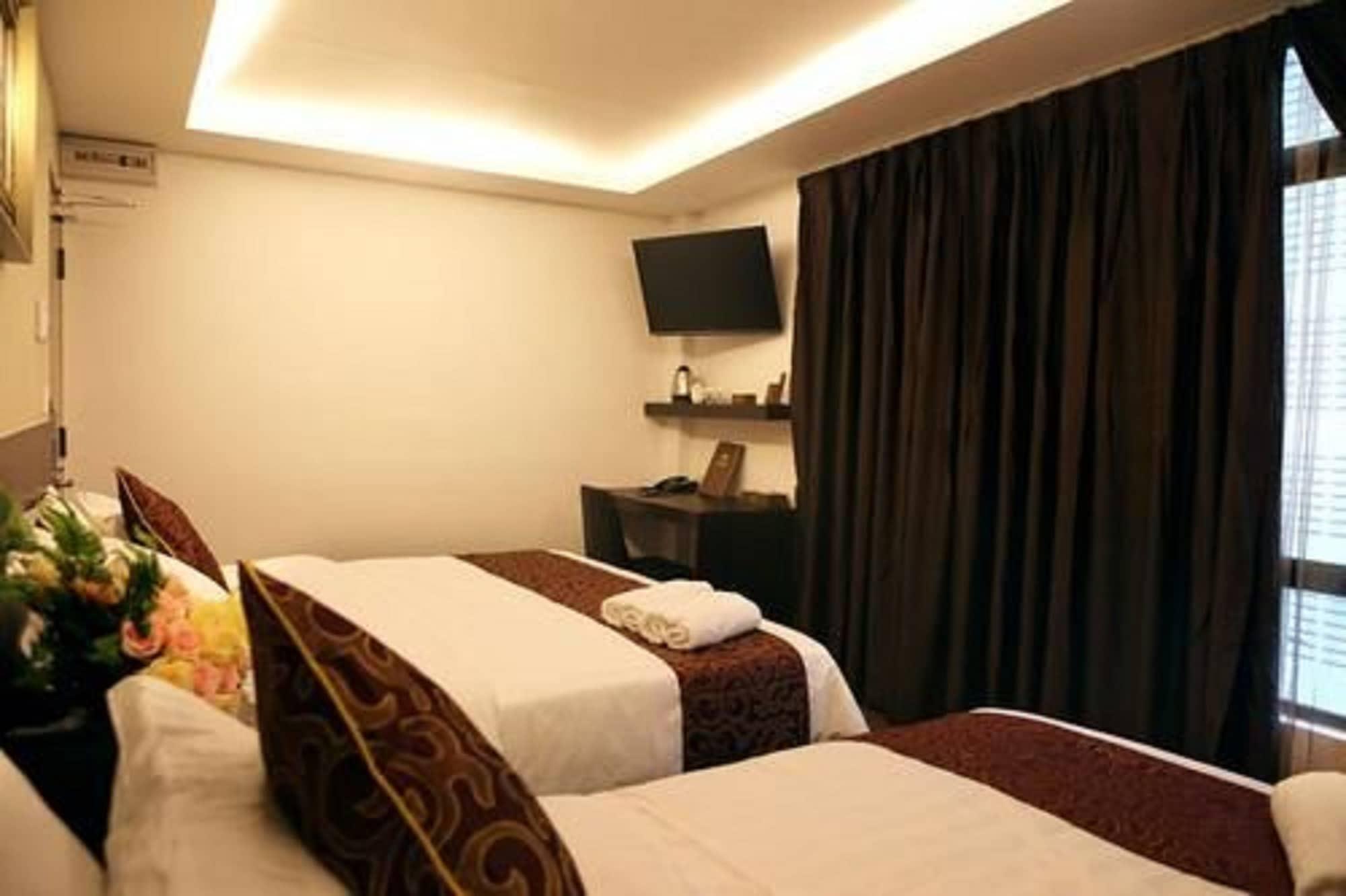 Hotel J