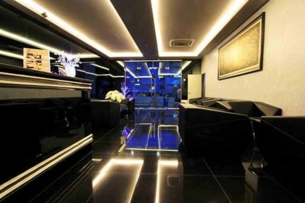 Hotel J